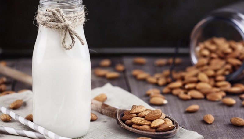 Sano deleite: la sencilla receta de la leche de almendras y sus beneficios