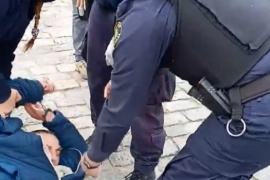 Policías golpearon a una mujer detenida por robar un chocolate