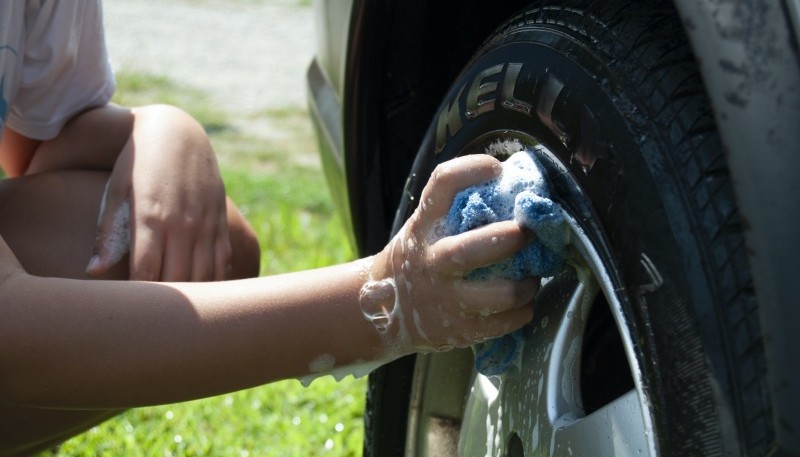 Cómo lavar el auto “en seco” y ahorrar mucha agua en casa