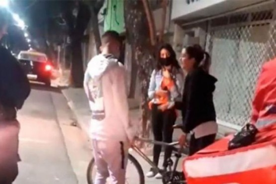 Le robaron la bicicleta a un repartidor y su clienta le regaló la suya para que pueda seguir trabajando