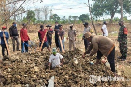 Los mandan a cavar tumbas por no usar el barbijo