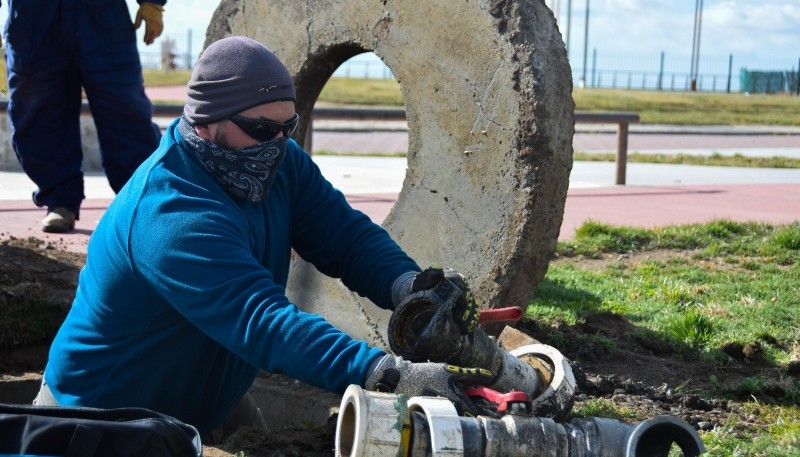 Trabajadores municipales buscan reactivar el sistema de riego del Parque Pirincho Roquel