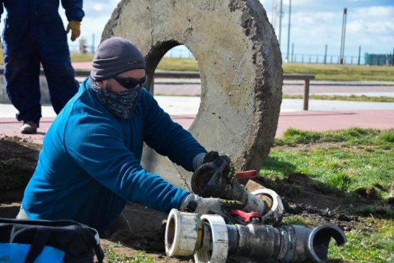 Trabajadores municipales buscan reactivar el sistema de riego del Parque Pirincho Roquel