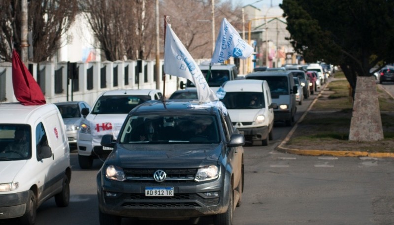 Cerca de 250 automóviles marcharon por Río Gallegos. (Foto: Leandro Franco)