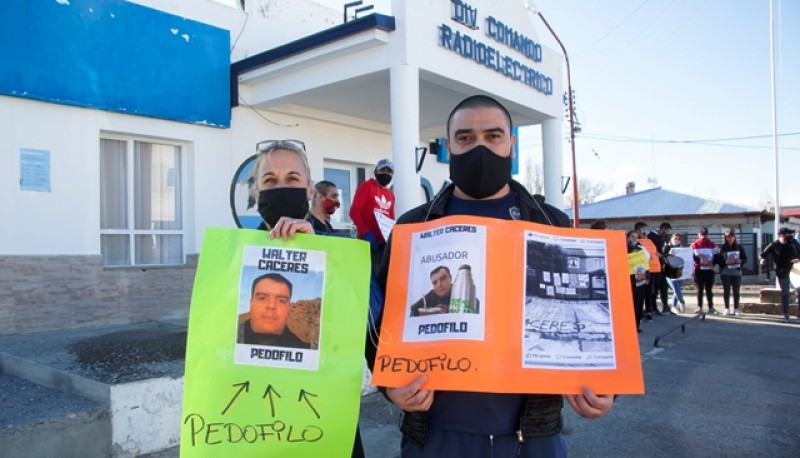 Los padres de la víctima en la puerta del Comando Radioeléctrico. (Foto: C.G.)