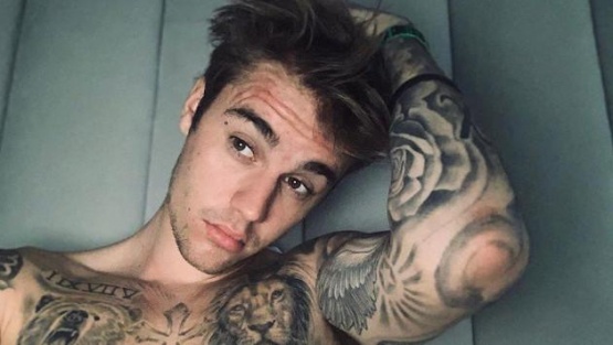 Justin Bieber se tatuó un inmenso tatuaje en el cuello