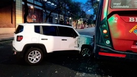 Modelo y conductora chocó contra un colectivo