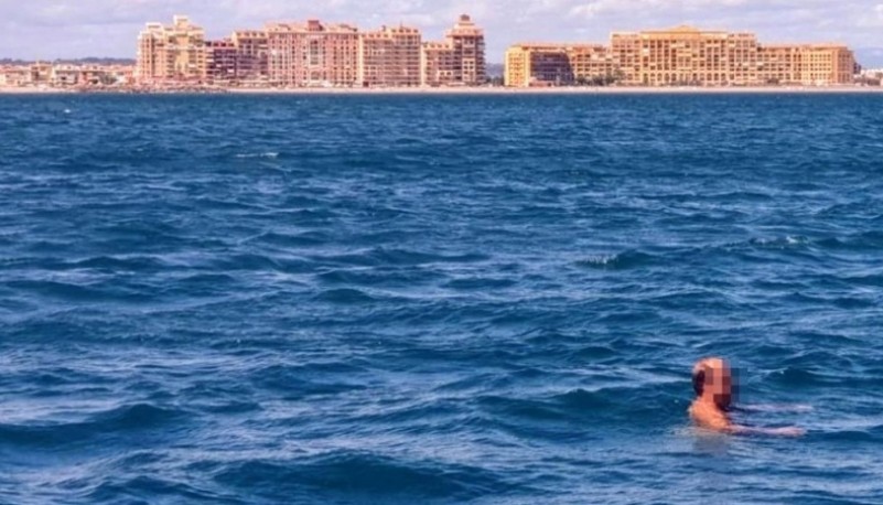 Nadó 5 horas en el mar para evitar que lo detengan por andar desnudo