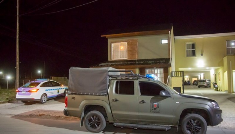 Allanamiento por amenaza de arma de fuego (Foto: Cristian González)