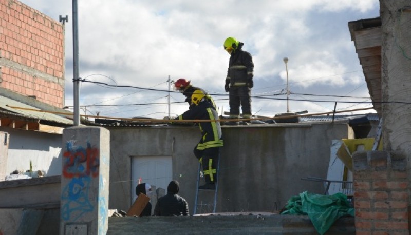 Bomberos auxilian a una familia. 