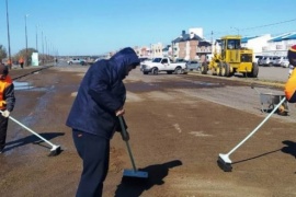 Biss supervisó las tareas de limpieza del personal de Ambiente y Obras Públicas