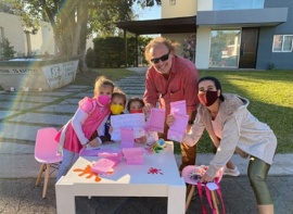 Cinthia Fernández y sus hijas venden galletitas para ir a Disney