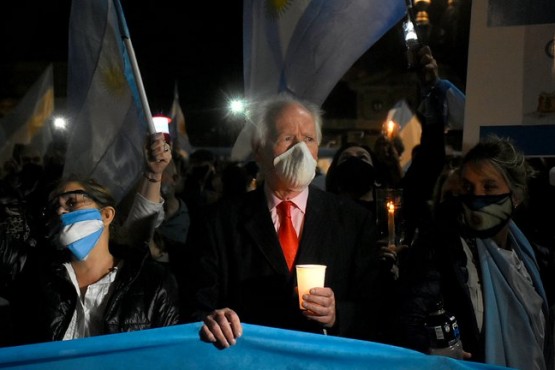 Marcharon con antorchas para respaldar a jueces desplazados