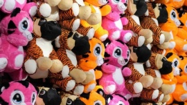 Destruyeron 40.000 peluches "peligrosos"