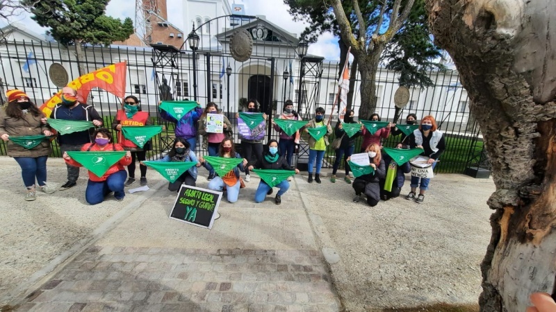 Frente a Casa de Gobierno. (C.R)