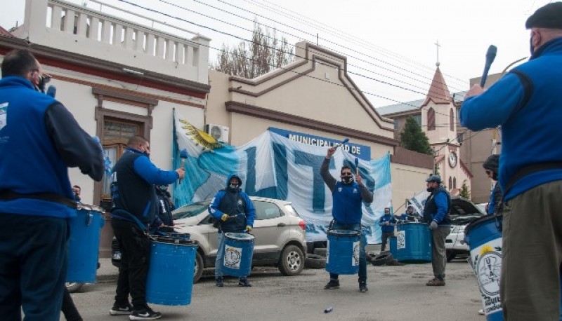 Manifestantes de UTA ayer en la Municipalidad. 