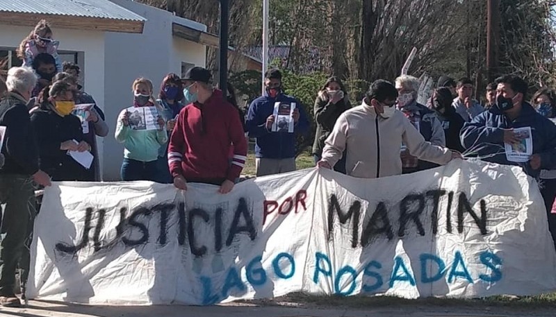 Un nutrido grupo de vecinos marchó por Martín. 