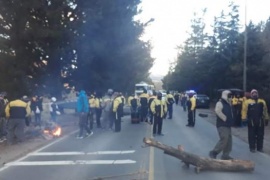 Empleados viales levantaron la medida de protesta en la portada de ingreso