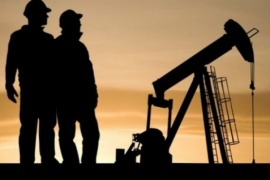 Aumento y bono para los petroleros
