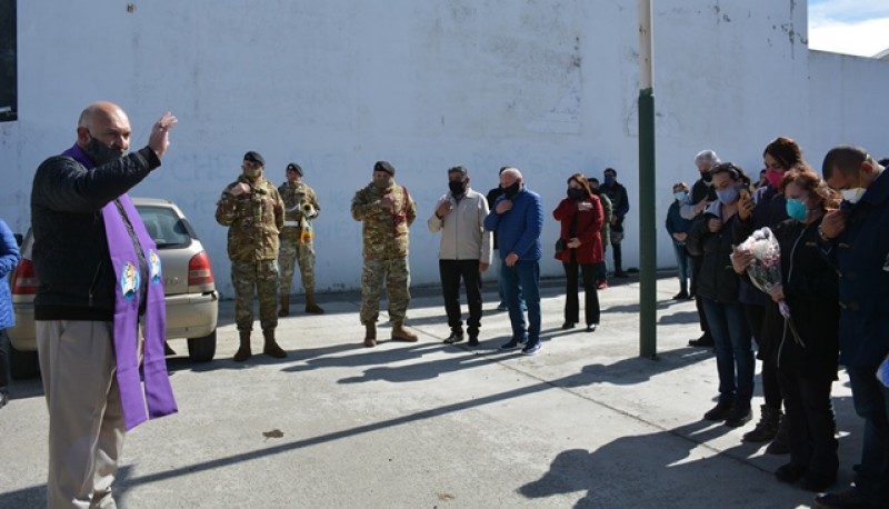 Conmovedora despedida de los restos de Félix González, militar y enfermero del Hospital Regional. 