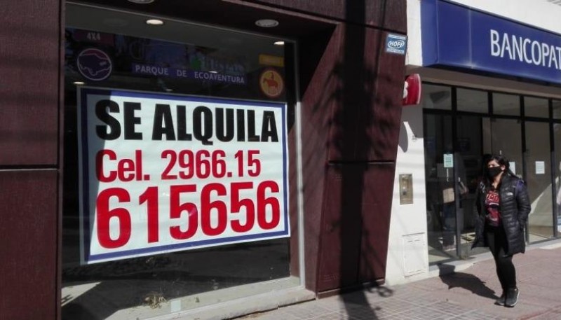 Locales cerrados o puestos en alquiler en las calles de El Calafate. 