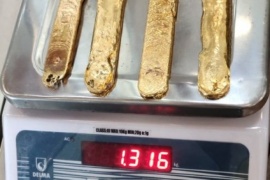 Llevaba lingotes de oro en el recto y lo detuvieron por caminar de forma extraña en un aeropuerto