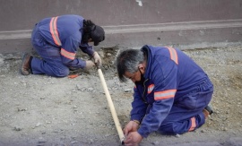 Avanza con la reconstrucción de veredas y con tareas de bacheo