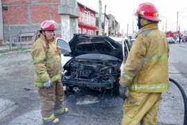 Un vehículo se prendió fuego