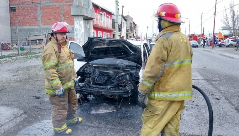 Un vehículo se prendió fuego (Foto: Cristian González)