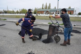 Avanzan tareas de bacheo sobre Avenida San Martín