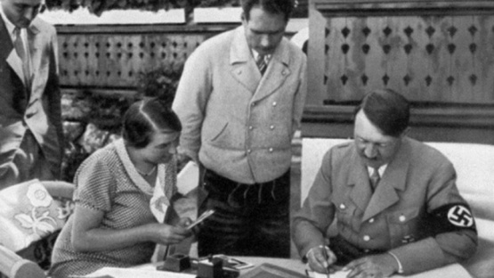 Subastaron manuscritos de Hitler pese a la protesta