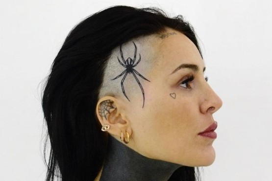 Cande Tinelli se hizo un impactante tatuaje de una araña en la cabeza