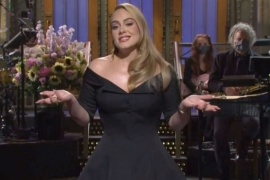 Adele mostró su increíble cambio físico y cantó en televisión