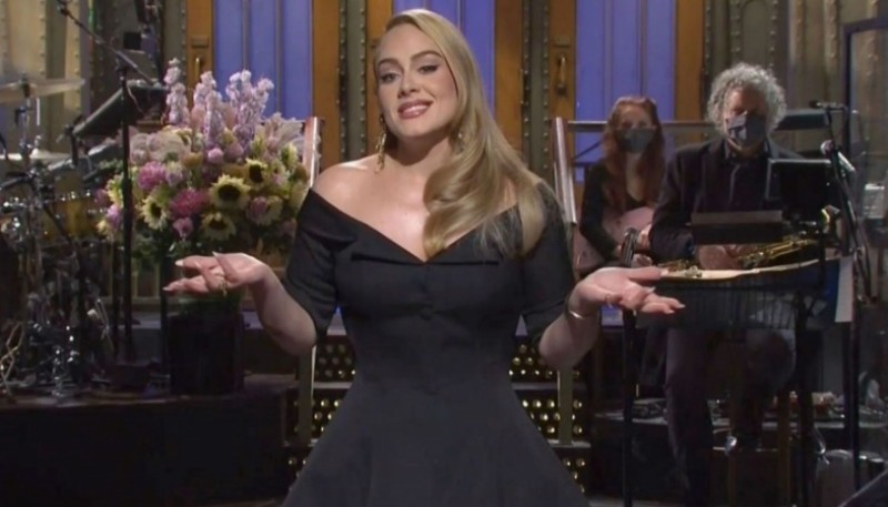 Adele mostró su increíble cambio físico y cantó en televisión