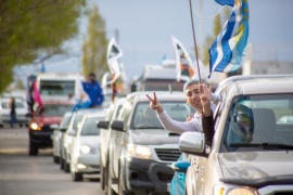 Masiva caravana recordando a Néstor Kirchner