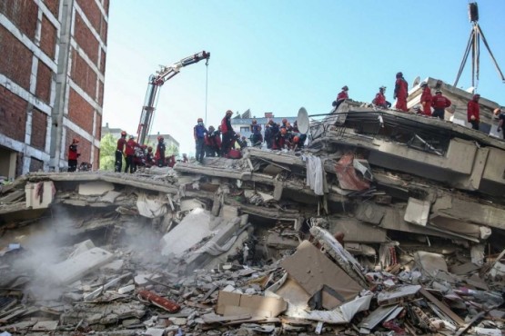 Rescatan con vida a una nena de 3 años que pasó 65 horas bajo los escombros tras terremoto 