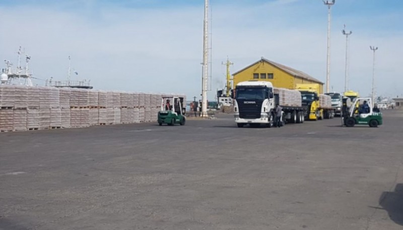 El puerto de Puerto Deseado exportará15 mil toneladas de cemento.