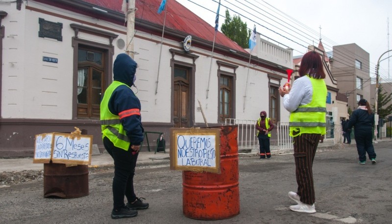 Reclamo ayer frente al Municipio. 