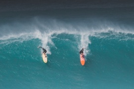 Dos surfistas chocaron mientras montaban una gigantesca ola