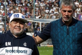 El presidente de Gimnasia pegó el portazo mientras Maradona sigue internado