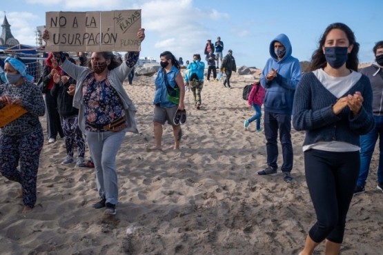 Desmantelaron parte de un balneario en protesta contra la privatización de las playas públicas