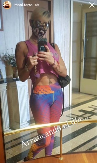 Mónica Farro salió a la calle con calzas multicolor y posó sensual.
