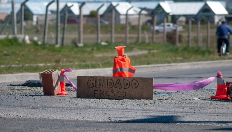 Cartel colocado tras tapar el bache (Foto: L. Franco).