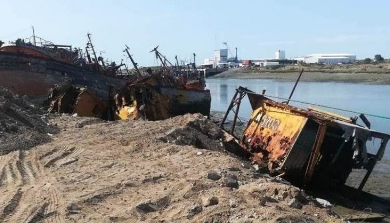 El buque Sagrado Corazón esta encallado hace 4 años en puerto Rawson.