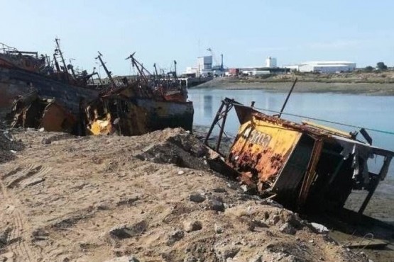 El buque Sagrado Corazón esta encallado hace 4 años en puerto Rawson.