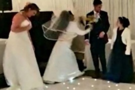 Se vistió de novia e interrumpió el casamiento de su ex