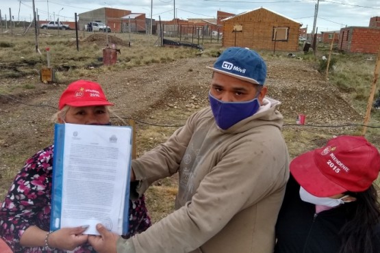 Propietarios de terrenos exhibiendo sus papeles de propiedad. (Foto: C.G.)