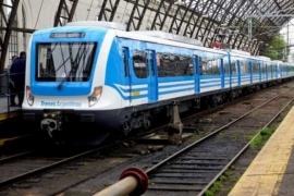 Un delincuente intentó robar en el tren y casi muere aplastado