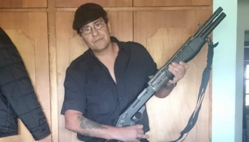 En su perfil de Facebook, Puebla se mostraba con un arma de fuego.