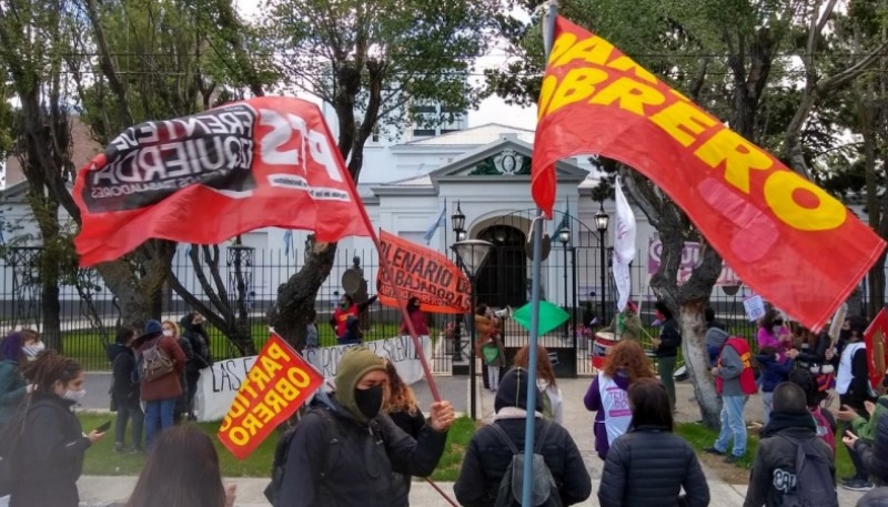 Hubo acto y micrófono abierto frente a Casa de Gobierno. (C. González) 